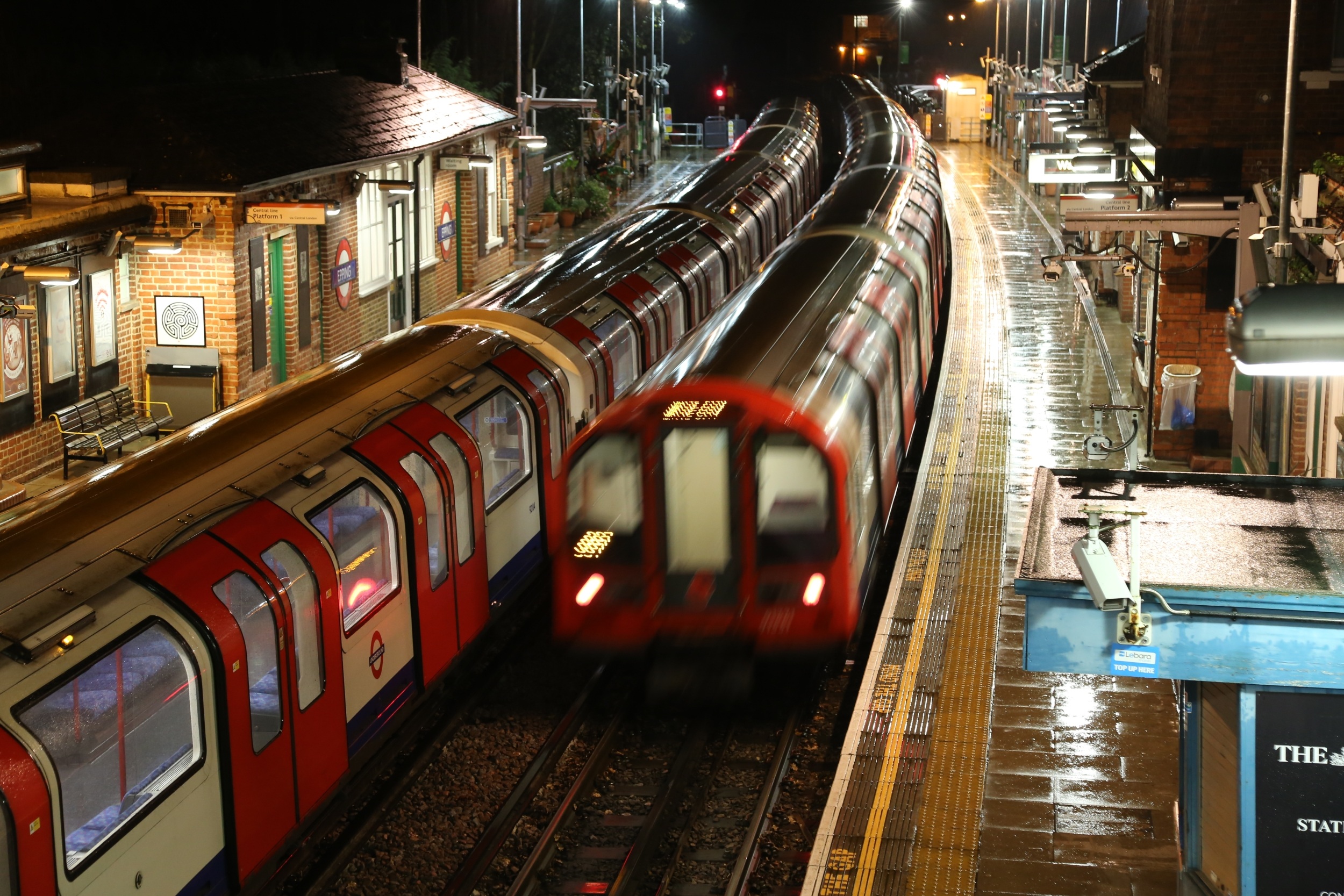 Лондонское метро. Метро Лондона. Underground метро Лондона. Надземное метро Лондон. Метро Лондона поезда.